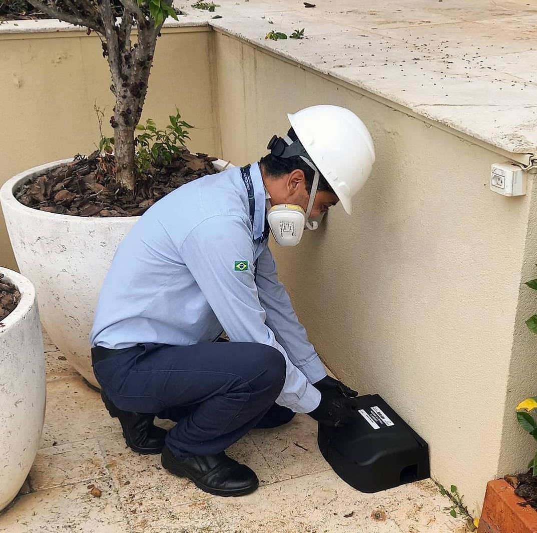 Instalação de isca monitorada em área externa
